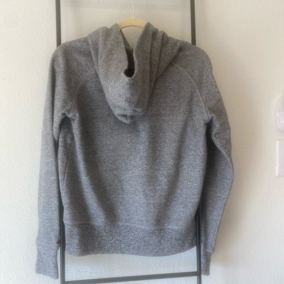 Heather Grey Roots hoodie w/ front pocket - Size M - Picture 10 of 14